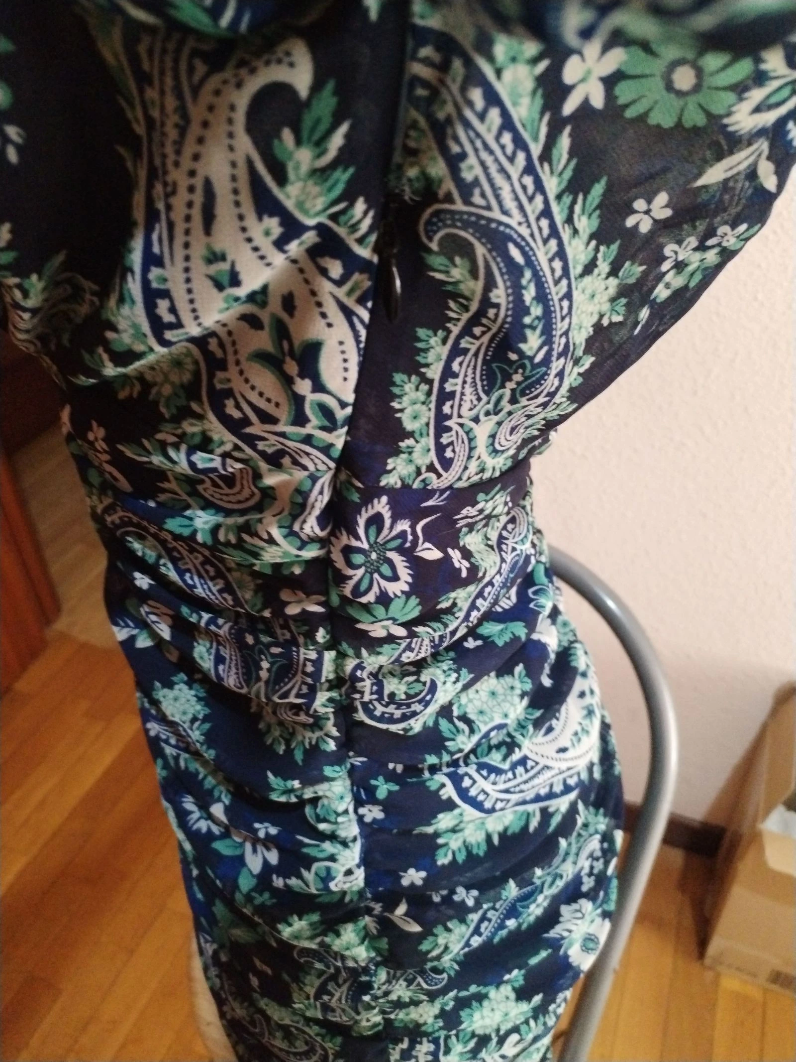 Un vestido de Zara elegante con un diseño espectacular y un estampado muy original – photo 7